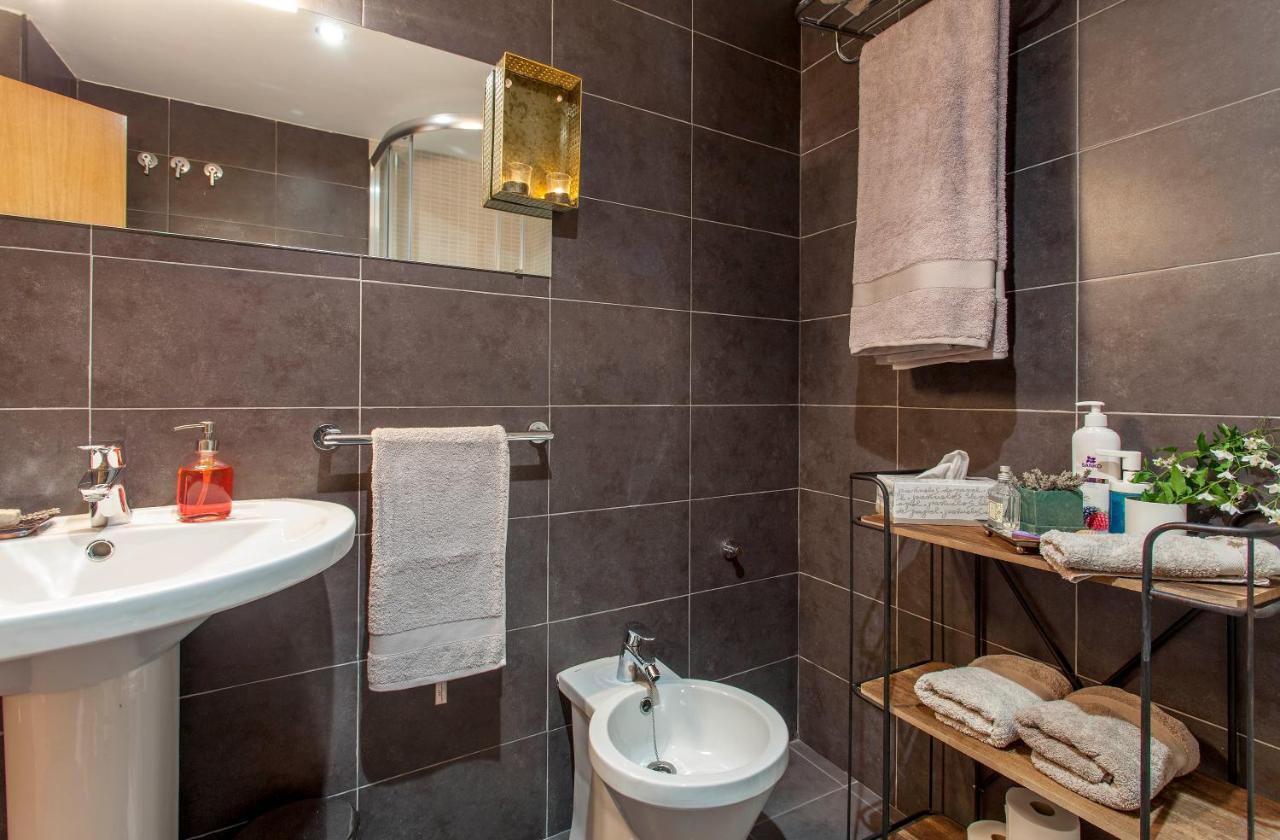 Luxurious & Alluring Home In Historic Town Βαλένθια Εξωτερικό φωτογραφία