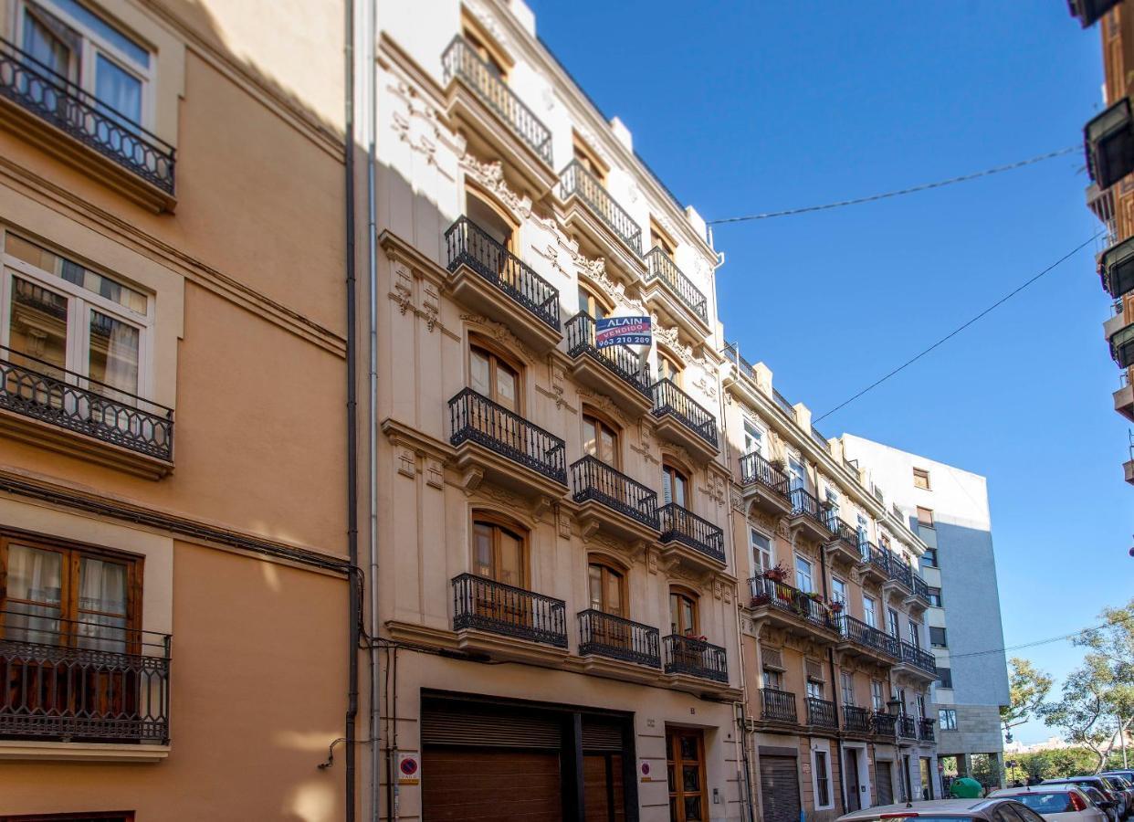 Luxurious & Alluring Home In Historic Town Βαλένθια Εξωτερικό φωτογραφία